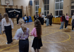 Uczniowie podczas dyskoteki andrzejkowej