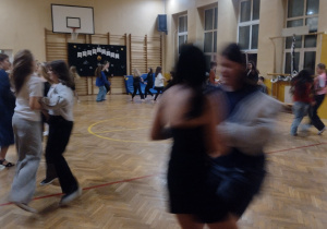 Uczniowie podczas dyskoteki andrzejkowej