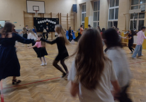 Uczniowie podczas dyskoteki andrzejkowej