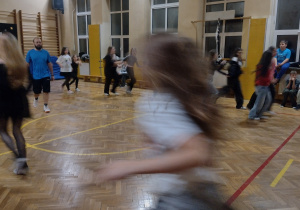 Uczniowie podczas dyskoteki andrzejkowej