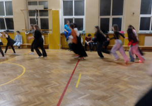 Uczniowie podczas dyskoteki andrzejkowej