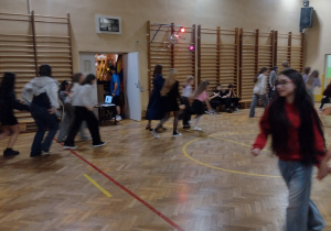 Uczniowie podczas dyskoteki andrzejkowej