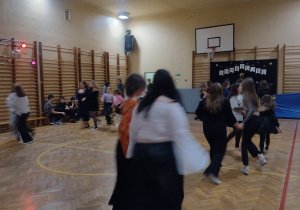 Uczniowie podczas dyskoteki andrzejkowej