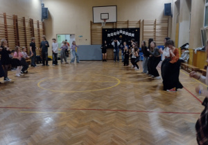 Uczniowie podczas dyskoteki andrzejkowej