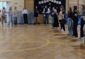 Uczniowie podczas dyskoteki andrzejkowej