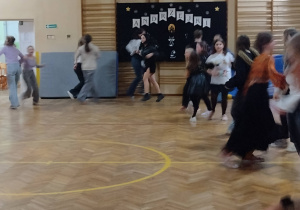 Uczniowie podczas dyskoteki andrzejkowej