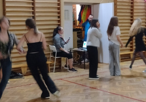 Uczniowie podczas dyskoteki andrzejkowej