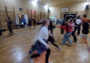 Uczniowie podczas dyskoteki andrzejkowej