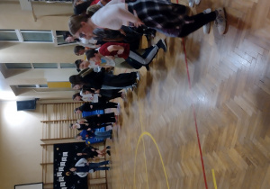 Uczniowie podczas dyskoteki andrzejkowej