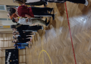 Uczniowie podczas dyskoteki andrzejkowej