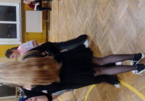 Uczniowie podczas dyskoteki andrzejkowej