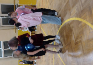 Uczniowie podczas dyskoteki andrzejkowej