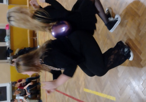 Uczniowie podczas dyskoteki andrzejkowej