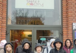 uczniowie na wycieczce do teatru