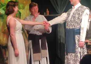 uczniowie na wycieczce do teatru