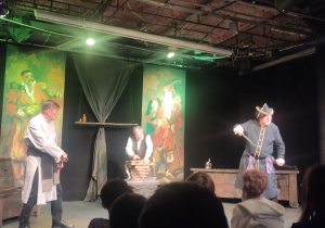 uczniowie na wycieczce do teatru