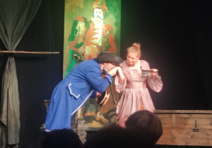 uczniowie na wycieczce do teatru