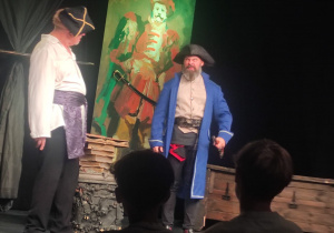 uczniowie na wycieczce do teatru