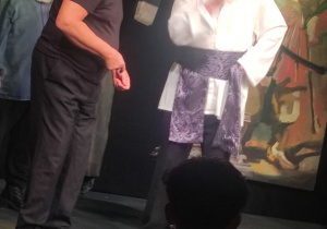 uczniowie na wycieczce do teatru