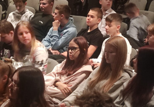 uczniowie na wycieczce do teatru