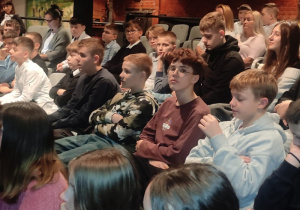 uczniowie na wycieczce do teatru