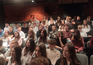 uczniowie na wycieczce do teatru