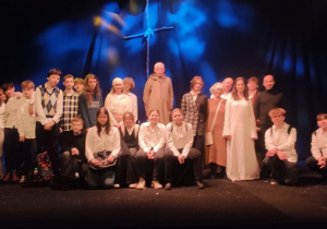 uczniowie na wycieczce do teatru