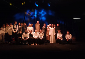 uczniowie na wycieczce do teatru