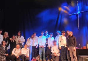 uczniowie na wycieczce do teatru