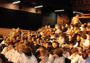 uczniowie na wycieczce do teatru