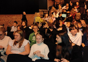 uczniowie na wycieczce do teatru