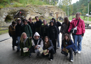Uczniowie pozują przy Grotach Nagórzyckich