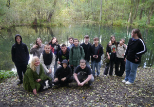 Klasa pozuje przy Niebieskich Źródeł w Tomaszowie Mazowieckim