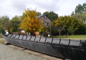 Zdjęcie tradycyjnej łodzi drewnianej w Skansenie Rzeki Pilicy