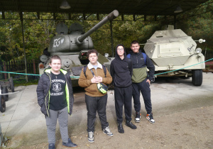 Uczniowie pozują przy czołgu
