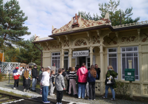 Uczniowie na stacji w Wolbórce