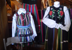 Zdjęcie strojów ludowych w skansenie