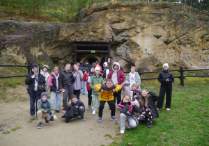 Uczniowie pozują przy wejściu do groty