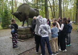 Uczniowie przy pomniku żubra w Spale