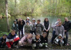 Klasa pozuje przy Niebieskich Źródeł w Tomaszowie Mazowieckim