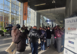 Uczniowie w drodze na targi