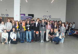 Klasy ósme pozują do zdjęcia w Hali Expo