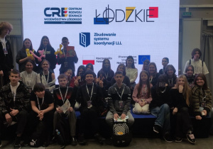 Uczniowie na tle listy organizatorów targów