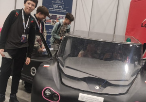 Uczniowie klasy ósmej podczas zwiedzania działu motoryzacyjnego