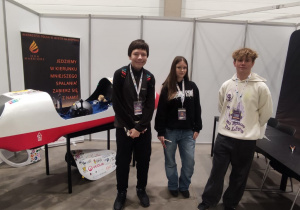 Uczniowie klasy ósmej podczas zwiedzania działu motoryzacyjnego