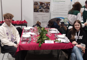 Uczniowie klasy ósmej podczas zwiedzania działu gastronomicznego