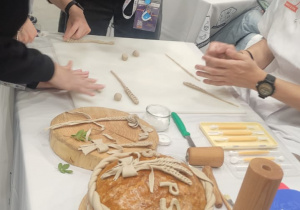 Uczniowie podczas zwiedzania działu gastronomicznego