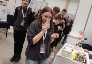 Uczniowie podczas zwiedzania stanowisk