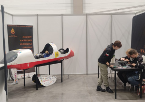 Uczniowie oglądają budowę silnika na stanowisku motoryzacyjnym