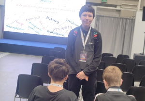 Uczniowie zapoznają się z ofertą szkół policealnych